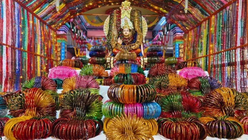 ஆடிபூரத்தை முன்னிட்டு சாரதாம்பாள் கோவிலில் 1 லட்சத்து 25 ஆயிரம் வளையல்களால் சிறப்பு அலங்காரம்