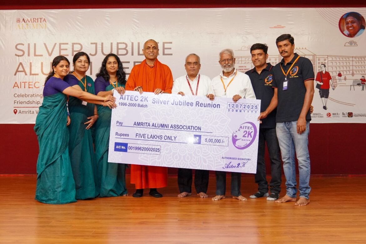 அம்ருதா பல்கலைக்கழகத்தின் முன்னாள் மாணவர்கள் 90 பேர் வெள்ளி விழாவில் மீண்டும் ஒன்றுகூடி, ₹5 லட்சம் கல்விக்கான உதவித்தொகை வழங்கினார்