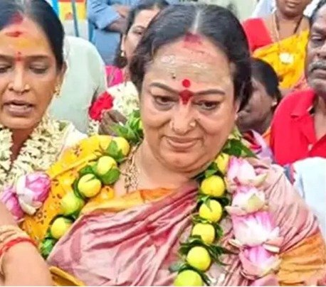கோவில் வாசலில் மடிப்பிச்சை ஏந்திய நடிகை நளினி… அம்மன் கனவில் வந்து சொன்னராம்