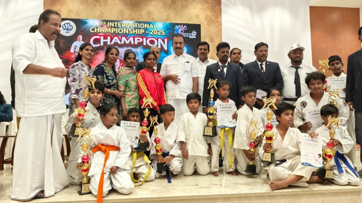 இ ஆர் பழனிச்சாமி கவுண்டர் நினைவாக நடைபெற்ற சர்வதேச  கராத்தே போட்டியில் வெற்றி பெற்ற வீரர் வீராங்கனைகளுக்கு கோப்பைகளை வழங்கினார் முன்னாள் அமைச்சர் எஸ் பி வேலுமணி