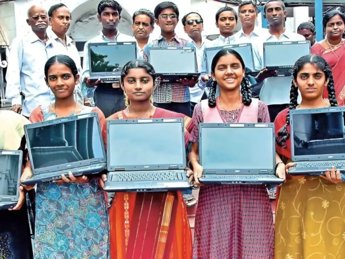 தமிழக அரசின் இலவச லேப்டாப் திட்டம்! வெளியானது புதிய அப்டேட்!