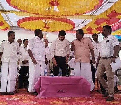 தேனி கலெக்டர் முன்னிலையில், எம்.எல்.ஏ , எம்.பி குடுமிபிடி சண்டை?