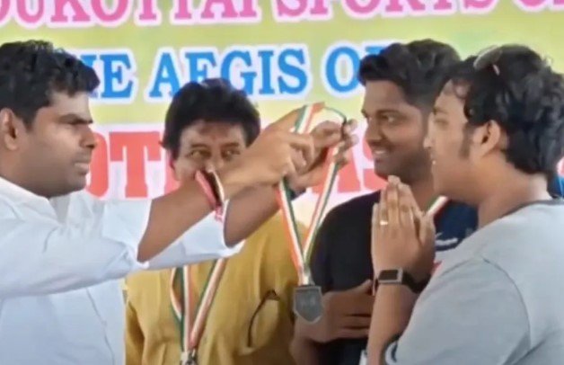 அண்ணாமலையிடம் இருந்து பதக்கம் அணிய மறுத்த அமைச்சர் மகன் – போட்டியில் பரபரப்பு