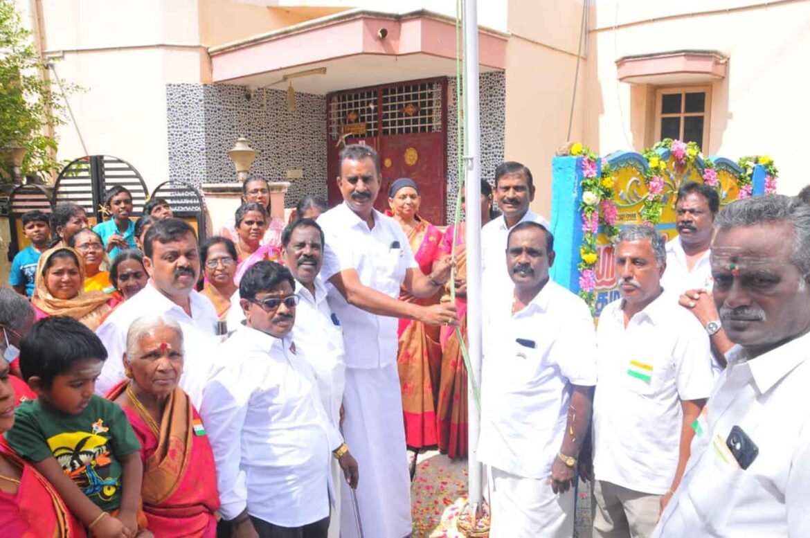 79வது சுதந்திர தின விழா கொடியேற்றினார் முன்னாள் அமைச்சர் எஸ்.பி.வேலுமணி