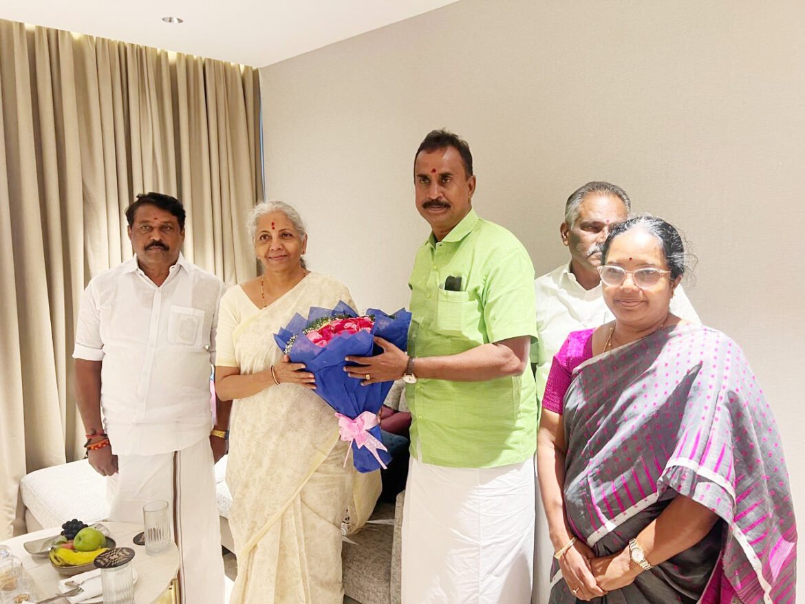 மத்திய நிதி அமைச்சர் நிர்மலா சீதாராமனை சந்தித்தார் முன்னாள் அமைச்சர் எஸ்.பி.வேலுமணி