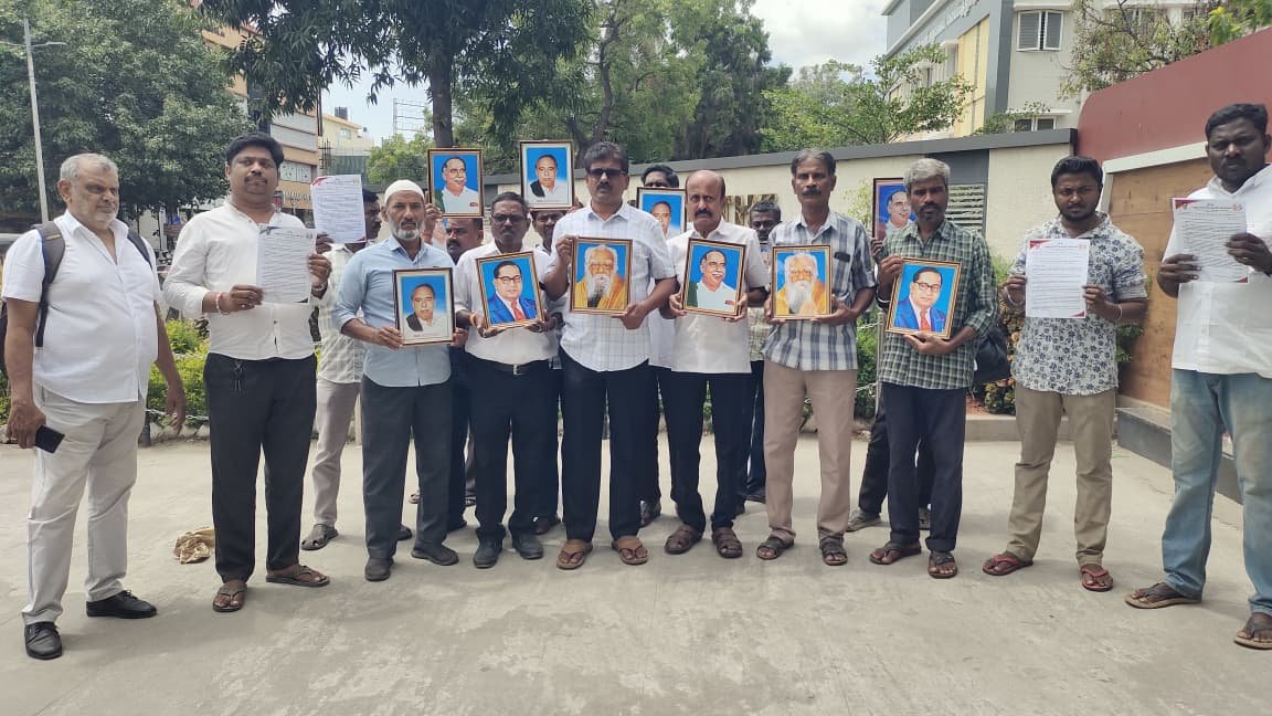 அரசு அலுவலகங்களில் பெரியார், அண்ணா, அம்பேத்கர் புகைப்படங்கள் வைக்கக் கோரி ஆர்ப்பாட்டம்