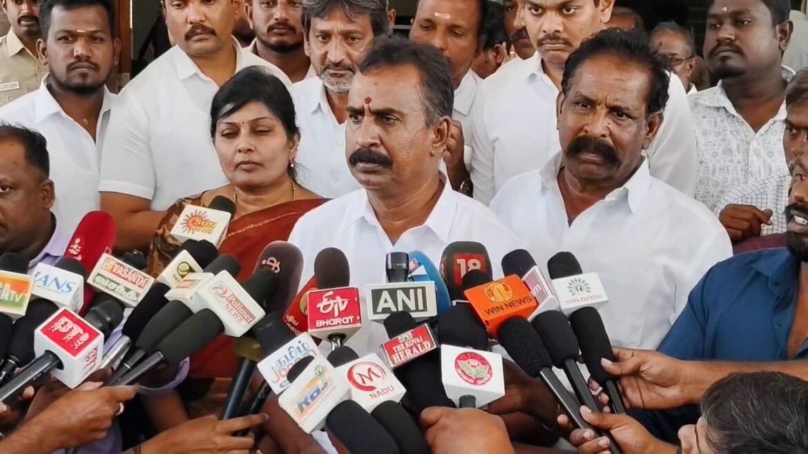 கோவை மக்களின் பிரச்சனைகள் குறித்து மாவட்ட ஆட்சியருக்கு மனு அளித்த முன்னாள் அமைச்சர் எஸ்.பி. வேலுமணி