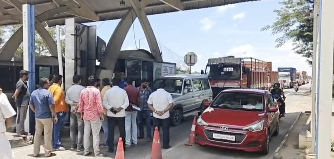 மதுக்கரை சுங்கச்சாவடியில் போராட்டம் – உள்ளூர் வாகனங்களுக்கு கட்டண ரத்து கோரிக்கை