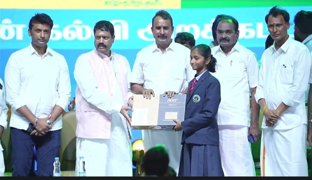 மோடி பிறந்தநாளை முன்னிட்டு இசை நிகழ்ச்சி  லேப்டாப் வழங்கினர் தமிழக பாஜக பொறுப்பாளர் அரவிந்த் மேனன், முன்னாள் அமைச்சர் எஸ்.பி.வேலுமணி