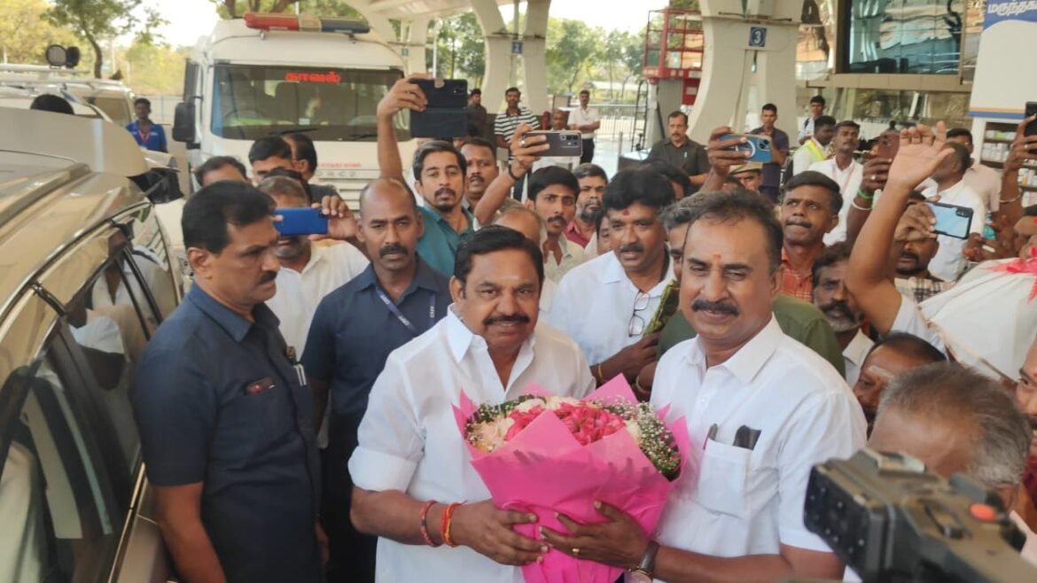 முன்னாள் முதல்வரை வரவேற்ற முன்னாள் அமைச்சர் எஸ்.பி.வேலுமணி