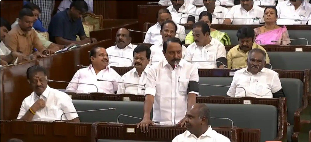தமிழ்நாடு சட்டமன்றத்தில் அதிமுக எம்.எல்.ஏ-க்கள் கருப்பு பட்டை அணிந்து போராட்டம்