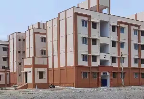 தமிழகத்தில் தனி வீடுகளில் இரண்டு கார் மற்றும் இரண்டு இருசக்கர வாகன நிறுத்துமிடங்கள் கட்டாயம் – புதிய கட்டட விதிகள் வெளியீடு