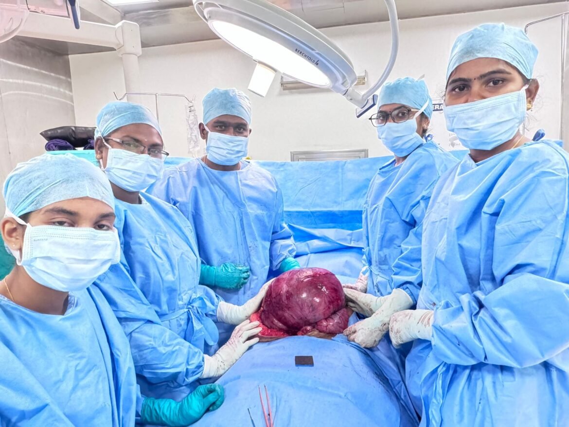 பெண்ணின் வயிற்றில் இருந்த 7½ கிலோ கட்டியை அகற்றி  ராயல் கேர் மருத்துவர்கள் சாதனை