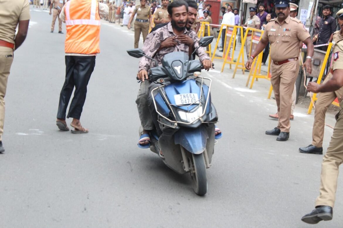 கோவையில் துணை குடியரசுத் தலைவர் நிகழ்ச்சியில் பரபரப்பு — போலீஸ் பாதுகாப்பை மீறி ஸ்கூட்டரில் புகுந்த இளைஞர்கள்