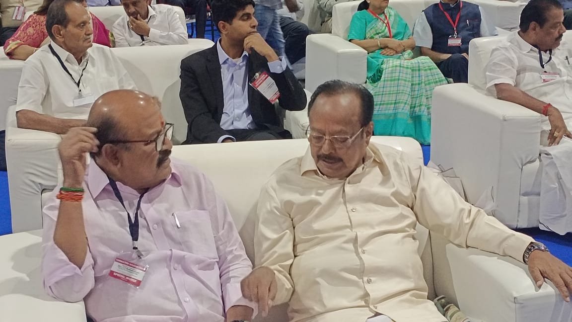 முன்னாள் திமுக அமைச்சர் பொங்கலூர் பழனிச்சாமி மற்றும் முன்னாள் அதிமுக அமைச்சர் பொள்ளாச்சி ஜெயராமன் 