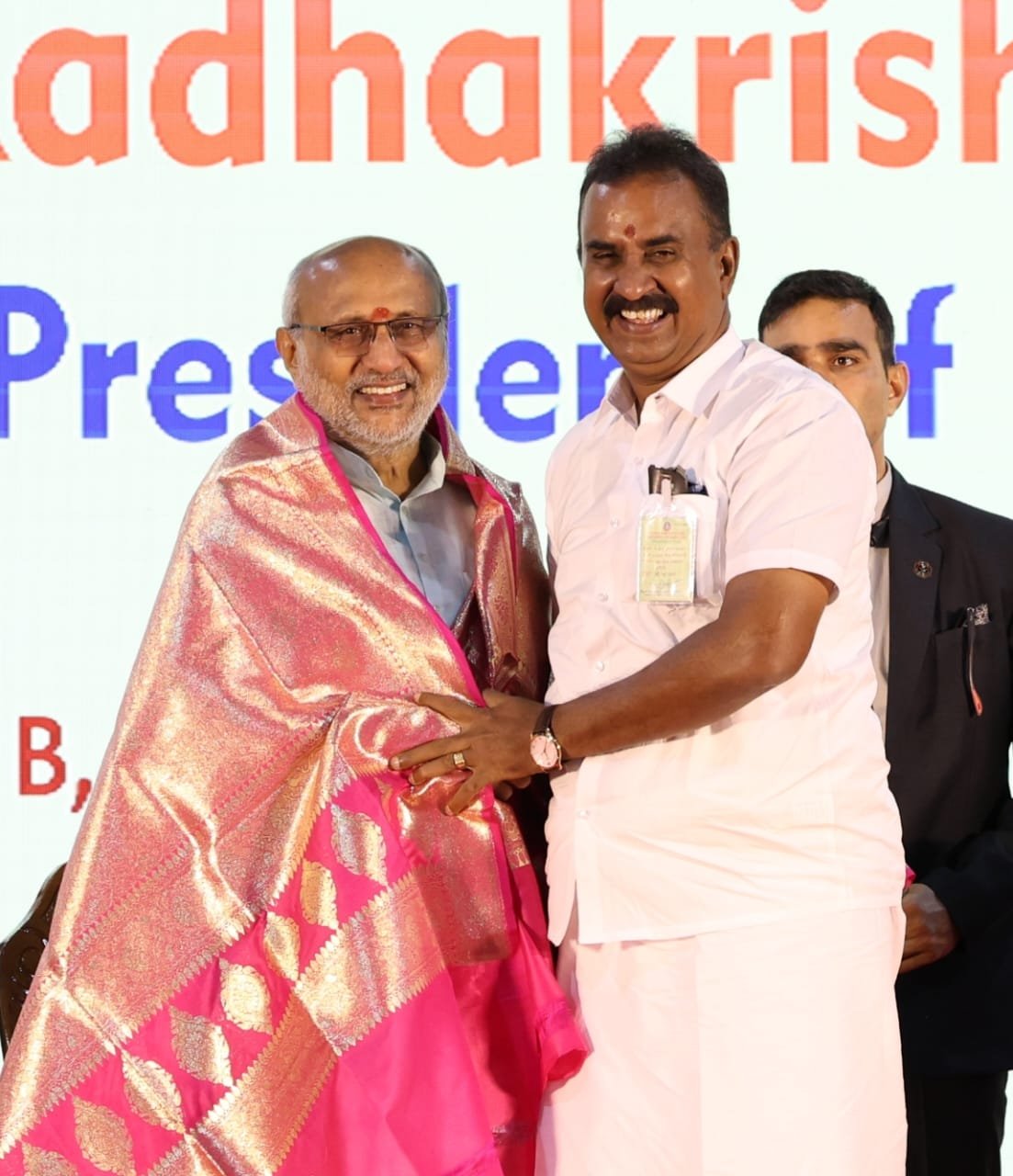 துணை ஜனாதிபதி சி.பி.ராதாகிருஷ்ணனுக்கு சால்வை அணிவித்த முன்னாள் அமைச்சர் எஸ்.பி.வேலுமணி.