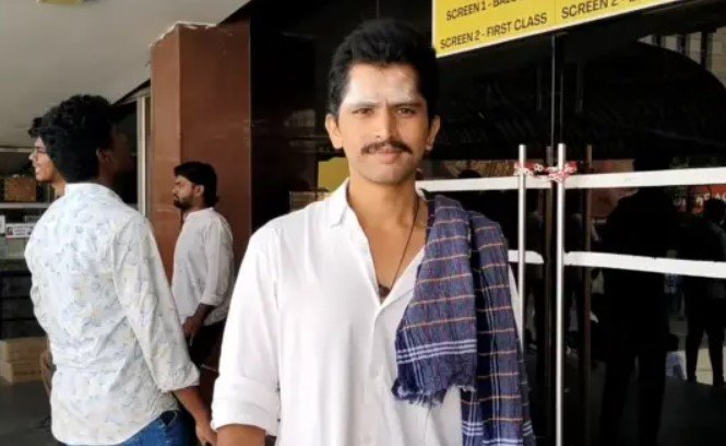 ‘இட்லி கடை’ பீவர்: தனுஷ் கதாபாத்திரம் போல் ஹாலுக்கு வந்த தீவிர ரசிகர்