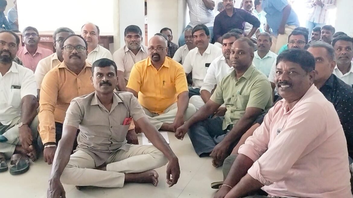 ​​கோவை பீளமேட்டில் டாஸ்மாக் ஊழியர்கள் காத்து இருப்பு போராட்டம்