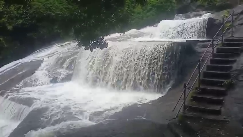 கோவை குற்றாலத்தில் வெள்ளப்பெருக்கு – சுற்றுலா தற்காலிகமாக நிறுத்தம்