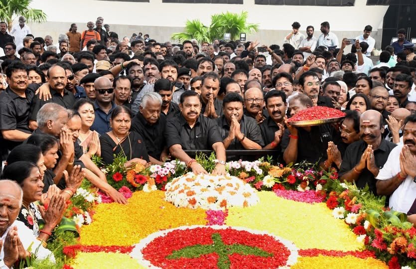 ​ஜெயலலிதா நினைவிடத்தில் அ.தி.மு.க. பொதுச்செயலாளர் எடப்பாடி பழனிசாமி மலர்தூவி மரியாதை 