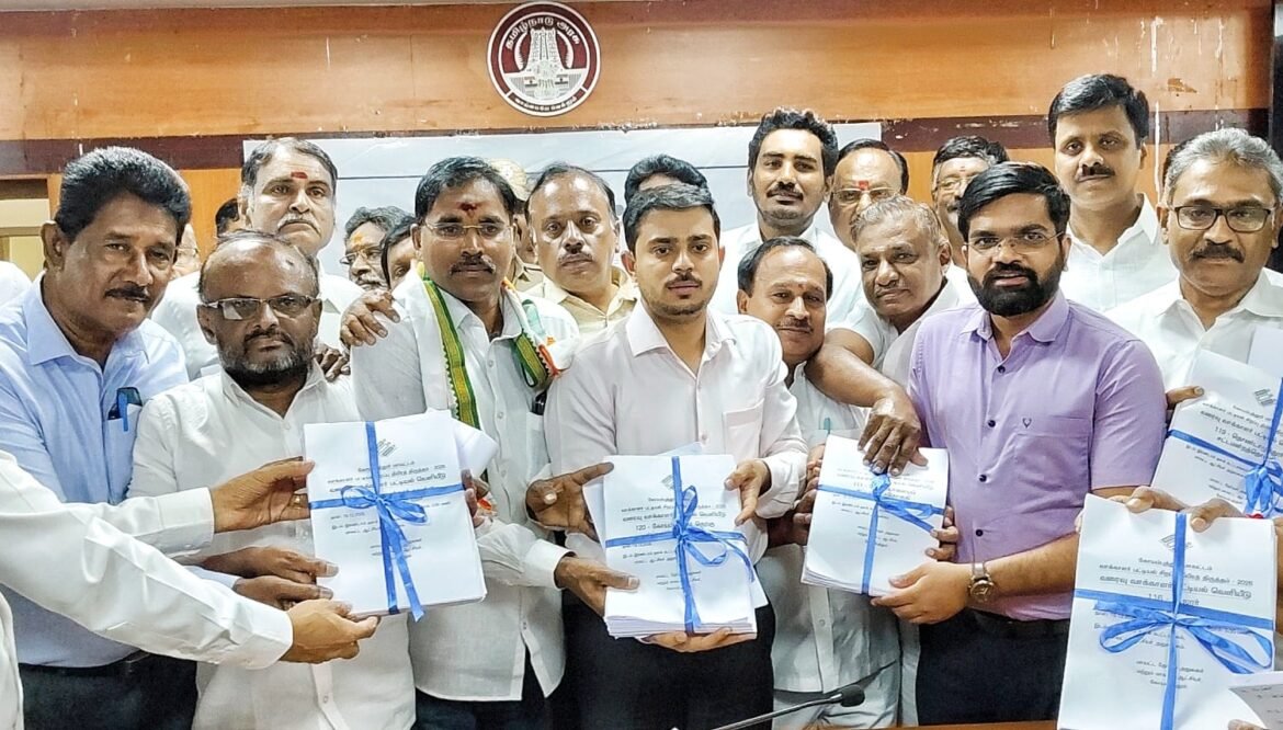 கோவை மாவட்ட வரைவு வாக்காளர் பட்டியல் வெளியீடு  -6.5 லட்சத்துக்கும் மேற்பட்ட வாக்காளர்கள் நீக்கம்