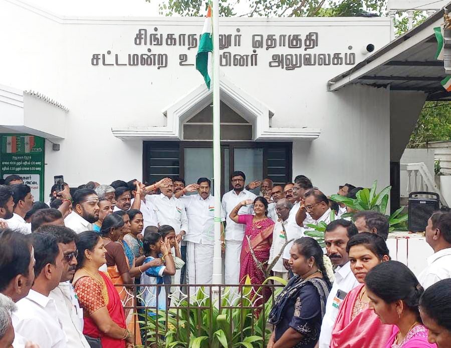 77வது குடியரசு தினத்தை முன்னிட்டு தேசியக் கொடியை ஏற்றினார் சட்டமன்ற உறுப்பினர் கே ஆர் ஜெயராம்