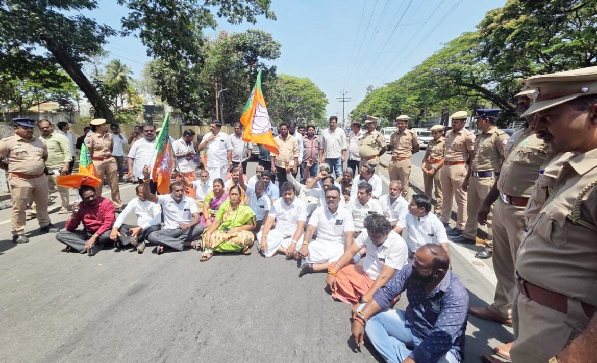 போராட்ட பந்தலை அகற்றிய காவல்துறை  சாலை மறியலில் ஈடுபட்ட பாஜகவினர்