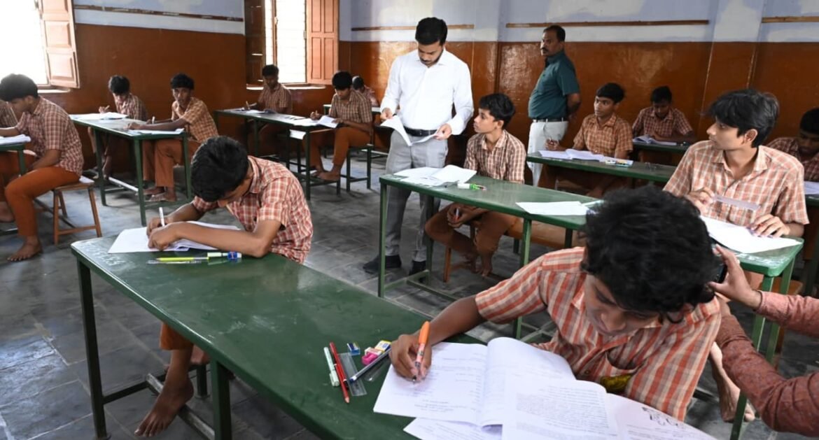 கோவையில் 10ஆம் வகுப்பு பொதுத்தேர்வு தொடக்கம் – தேர்வு மையத்தை பார்வையிட்ட மாவட்ட ஆட்சியர் பவன்குமார்