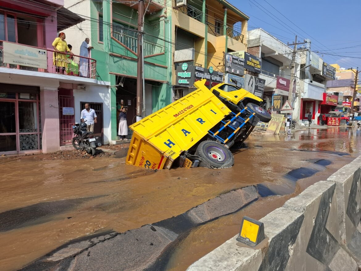 போத்தனூரில் மண் சரிவில் லாரி சிக்கியது