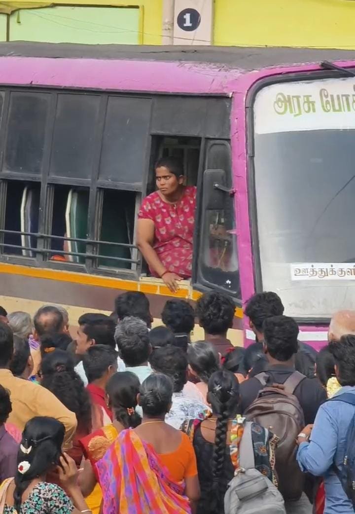 பொள்ளாச்சி பேருந்து நிலையத்தில் பரபரப்பு: பஸ்சில் ஏறி இயக்க முயன்ற பெண்