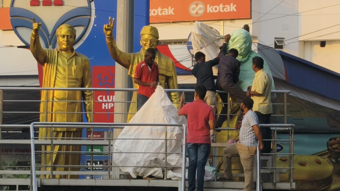 தேர்தல் நடத்தை விதிகள் அமல்: கோவையில் அரசியல் தலைவர்களின் சிலைகள் மறைப்பு