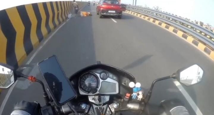 கோவை மேம்பாலத்தில் விபத்து: முதிய பெண்ணை மோதிவிட்டு தப்பிய இருசக்கர வாகனம்