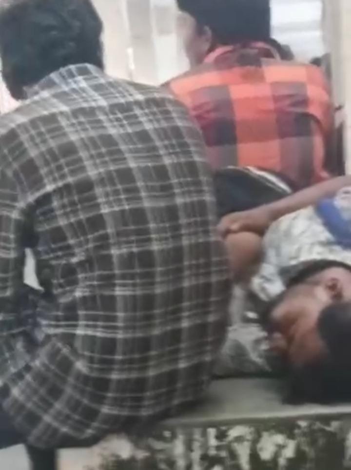 காந்திபுரம் பேருந்து நிலையத்தில் திருட்டு: மது போதையில் உறங்கியவரிடம் பணம், மொபைல் பறிப்பு – வீடியோ வைரல்