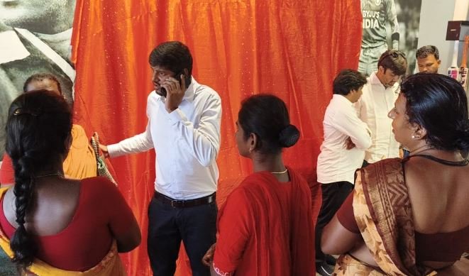 கோவையில் திறப்பு விழா கடைக்குள் அத்துமீறி நுழைந்து பணம் கேட்டு திருநங்கைகள் மிரட்டல்