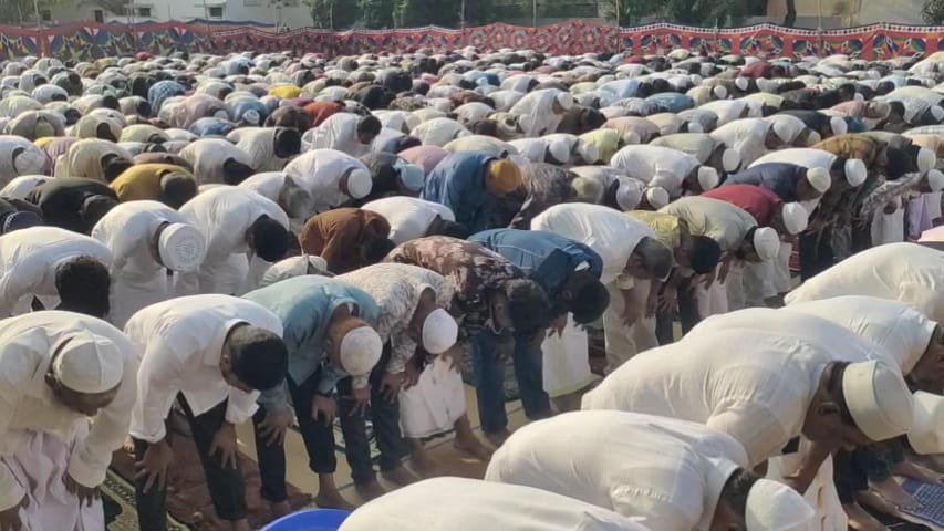 கோவையில் உற்சாகமாக கொண்டாடப்பட்ட ரம்ஜான் பண்டிகை; ஆயிரத்திற்கும் மேற்பட்டோர் சிறப்பு தொழுகை