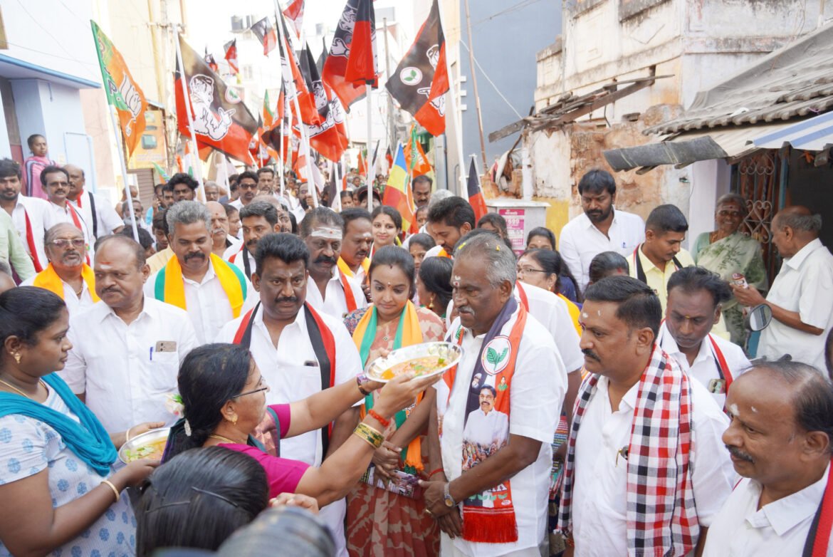 அதிமுக வேட்பாளர் அம்மன் அர்ச்சுணனை ஆரத்தி எடுத்து வரவேற்ற பொதுமக்கள்