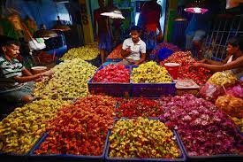 தமிழகத்தில் பூக்களின் விலை திடீர் சரிவு…..