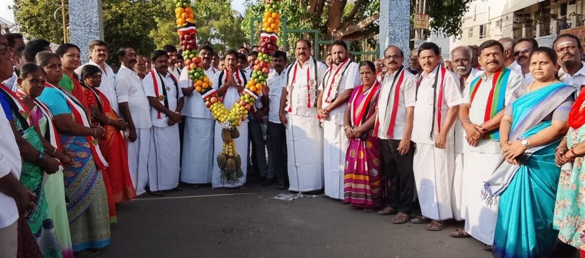 ராட்சத பழ மாலையுடன் கே.ஆர். ஜெயராமுக்கு வரவேற்பு