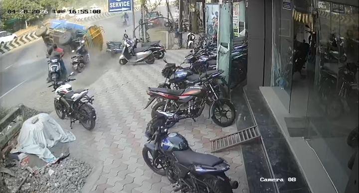 துடியலூர் அருகே கோர விபத்து: தலைகீழாக கவிழ்ந்த லாரி