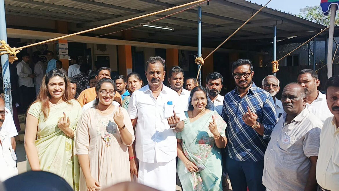 குடும்பத்துடன் வாக்களித்தார் எஸ்.பி. வேலுமணி  210 தொகுதிகளில் வெற்றி என நம்பிக்கை