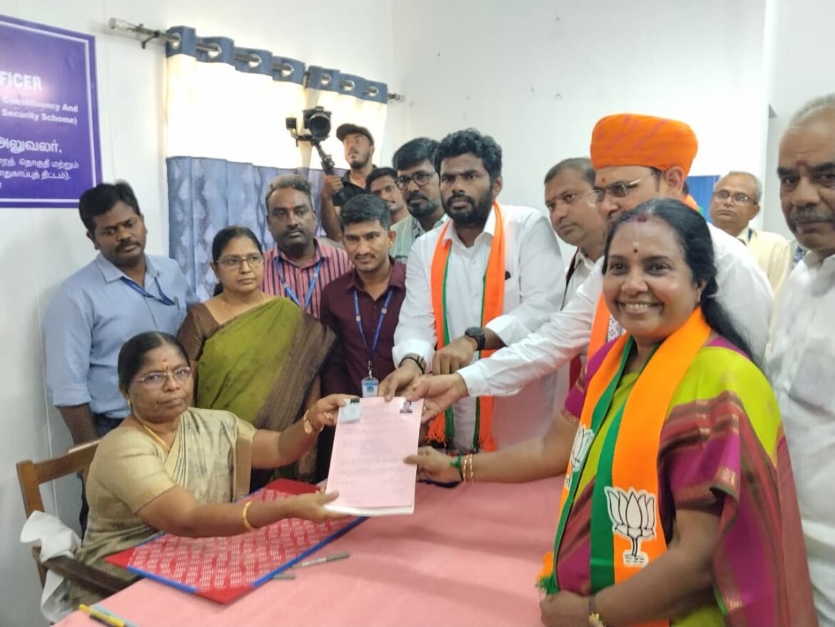 வானதி‌ சீனிவாசன் வேட்பு மனு தாக்கல்