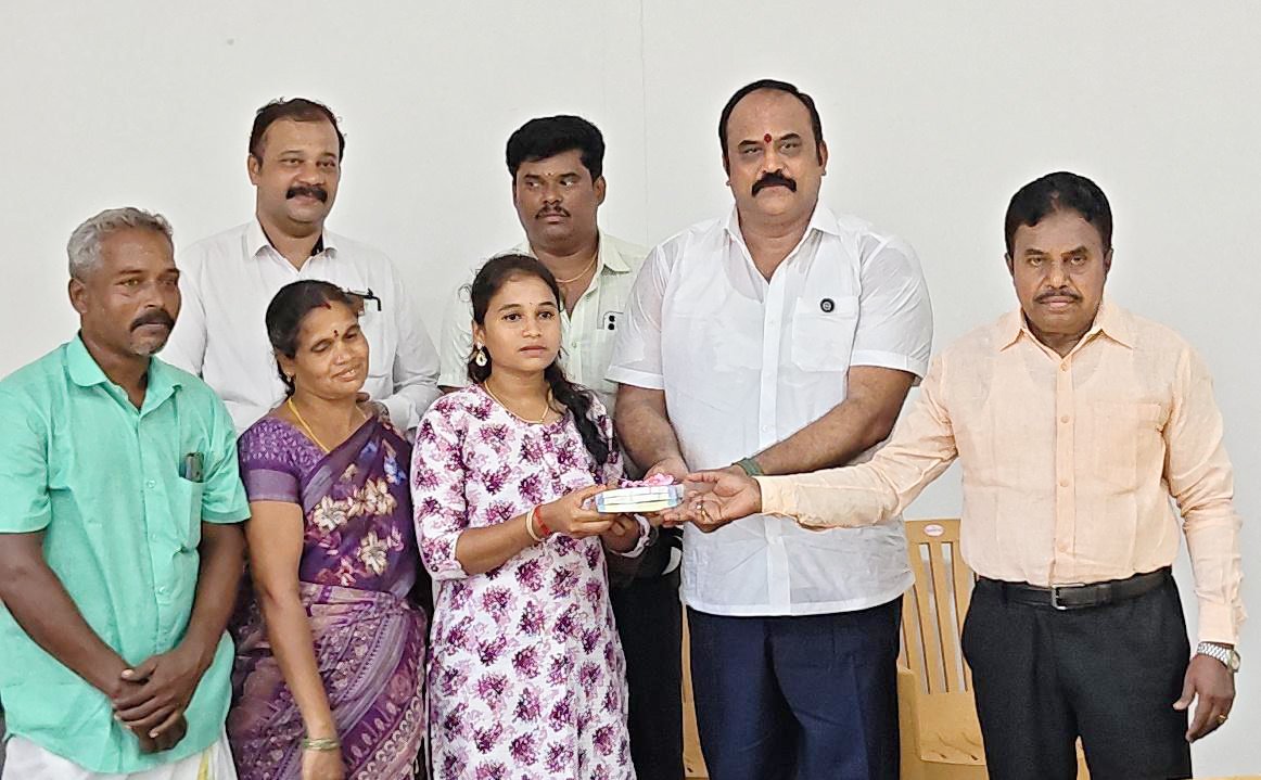 மலைவாழ் குழந்தைகளுக்கு கல்வி உதவி வழங்கிய சி.கே. கண்ணன்