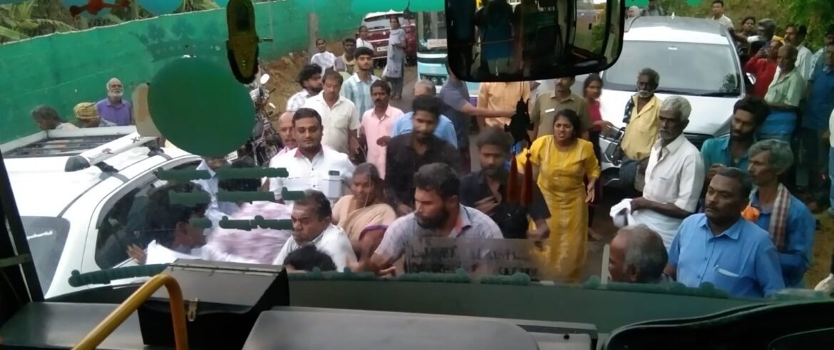 கோவையில் பேருந்து–கார் மோதல்: ஓட்டுநர்கள் இடையே தகராறு, பயணிகள் அவதி