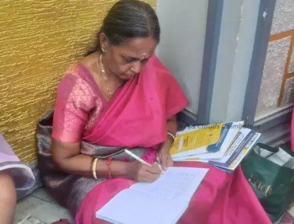 ​நீட் தேர்வு மையத்தில் பேத்திக்காக ‘ஸ்ரீராமஜெயம்’ எழுதிய மூதாட்டி