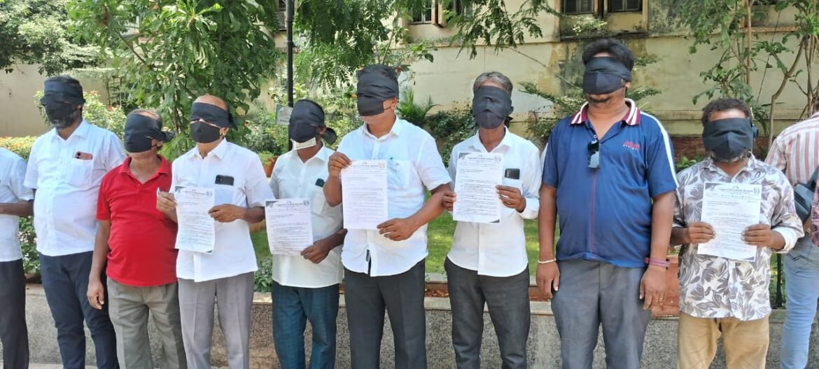 வாக்கு எண்ணிக்கையை நிறுத்த கோரி கருப்பு துணியுடன் மனு – கோவையில் போராட்டம்