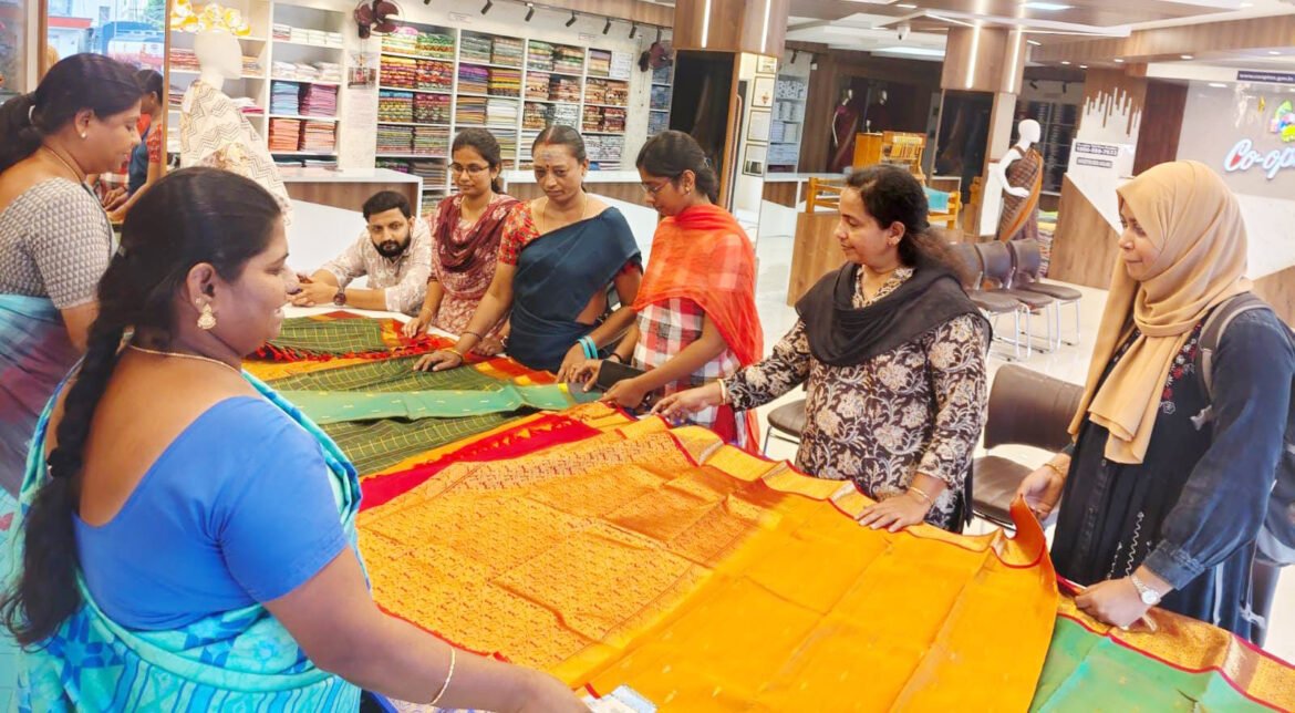 ​கோ-ஆப்டெக்ஸில் சிறப்புத் தள்ளுபடி விற்பனை மற்றும் பட்டு மேளா -முதுநிலை மண்டல மேலாளர் ப. அம்சவேணி தகவல்