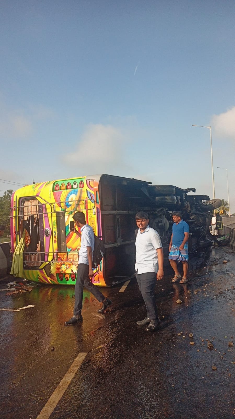 நீலாம்பூரில் தனியார் பேருந்து கவிழ்ந்து விபத்து: 20-க்கும் மேற்பட்டோர் காயம்