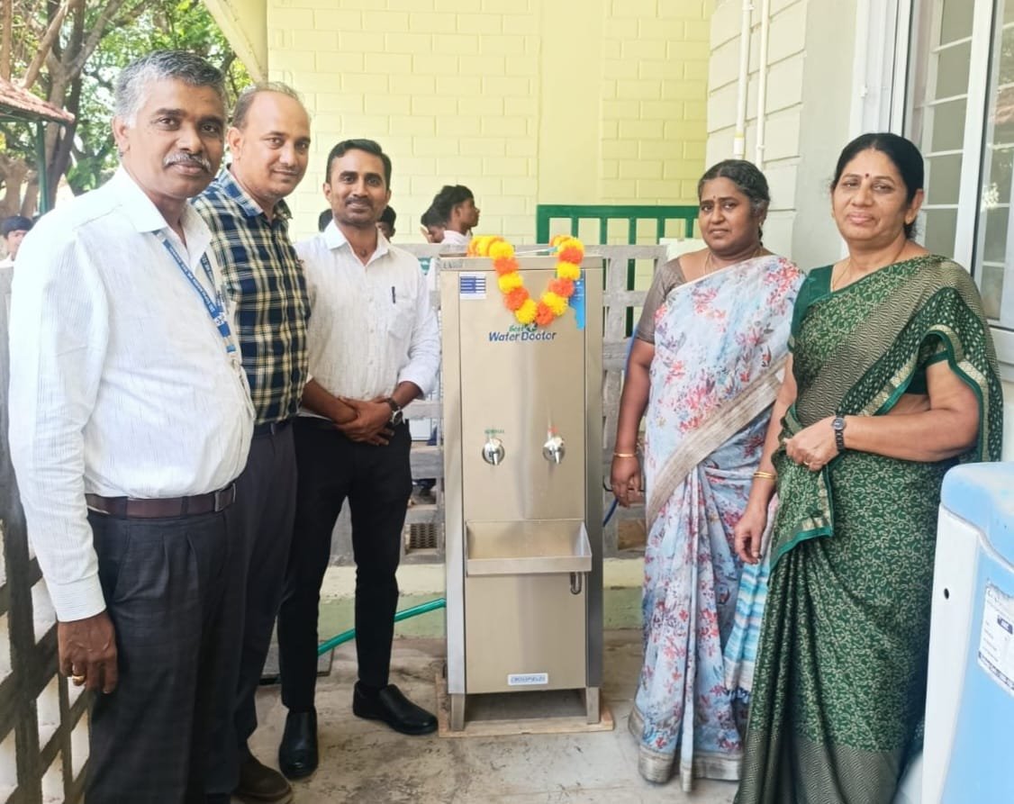 மாணவர்களுக்கு குடிநீர் சுத்திகரிப்பு இயந்திரம் வழங்கிய முன்னாள் மாணவர்கள்
