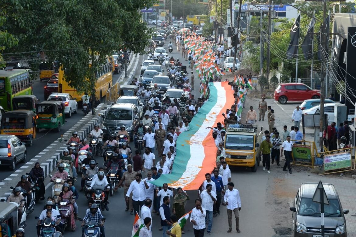 கோவையில் பாஜக சார்பில் பிரமாண்ட தேசியக்கொடி பேரணி