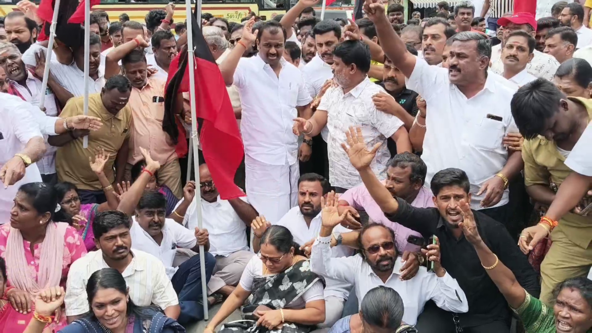 உதயநிதி கைது: கோவையில் திமுகவினர் தீவிர சாலை மறியல் துரை செந்தமிழ் செல்வன் உள்ளிட்ட 2 ஆயிரத்துக்கும் மேற்பட்டோர் கைது